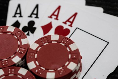 Kumarhane fişleri ve kartlar masada. Poker kumar konsepti