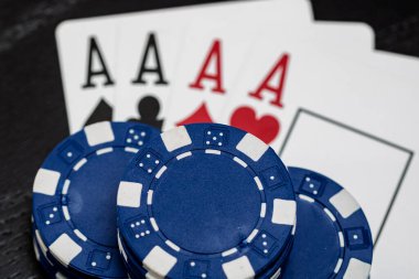 Kumarhane fişleri ve kartlar masada. Poker kumar konsepti