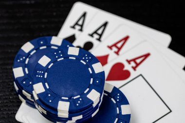 Kumarhane fişleri ve kartlar masada. Poker kumar konsepti