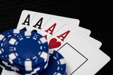 Kumarhane fişleri ve kartlar masada. Poker kumar konsepti