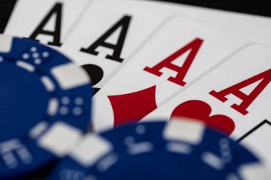 Kumarhane fişleri ve kartlar masada. Poker kumar konsepti