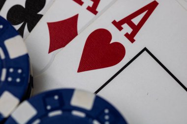 Kumarhane fişleri ve kartlar masada. Poker kumar konsepti