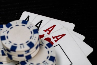 Kumarhane fişleri ve kartlar masada. Poker kumar konsepti