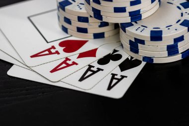 Kumarhane fişleri ve kartlar masada. Poker kumar konsepti