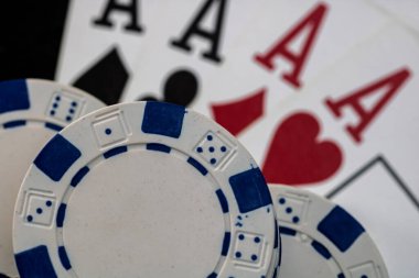 Kumarhane fişleri ve kartlar masada. Poker kumar konsepti