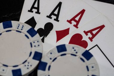 Kumarhane fişleri ve kartlar masada. Poker kumar konsepti