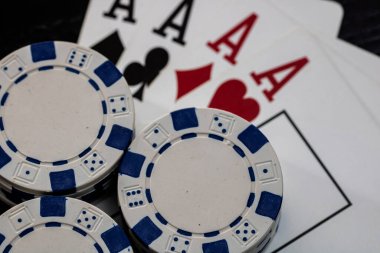 Kumarhane fişleri ve kartlar masada. Poker kumar konsepti