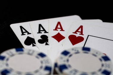 Kumarhane fişleri ve kartlar masada. Poker kumar konsepti