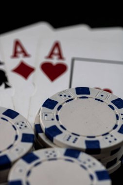 Kumarhane fişleri ve kartlar masada. Poker kumar konsepti