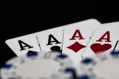 Kumarhane fişleri ve kartlar masada. Poker kumar konsepti