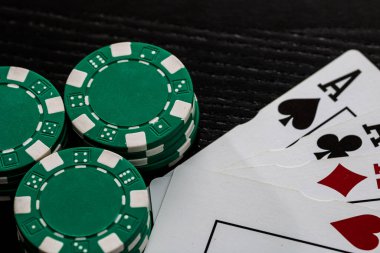 Kumarhane fişleri ve kartlar masada. Poker kumar konsepti