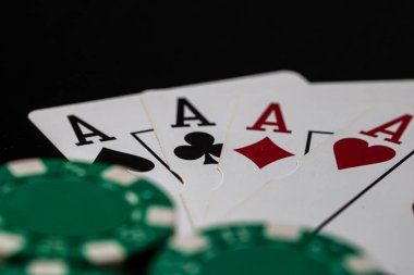 Kumarhane fişleri ve kartlar masada. Poker kumar konsepti