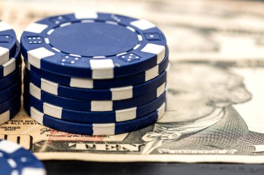 Siyah arka planda parası olan poker fişleri yığını, Amerikan Doları para birimi
