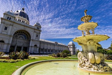 Melbourne, Victoria, Avustralya 'daki Carlton Gardens' ın arkasındaki Kraliyet Sergi Binası.