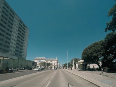 Viyana 'daki eski caddelerde araba trafiği. Araba kirliliği, Wien, Avusturya 'da trafik sıkışıklığı