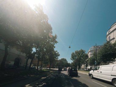 Viyana 'daki eski caddelerde araba trafiği. Araba kirliliği, Wien, Avusturya 'da trafik sıkışıklığı