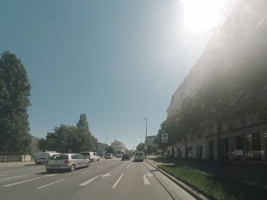 Viyana 'daki eski caddelerde araba trafiği. Araba kirliliği, Wien, Avusturya 'da trafik sıkışıklığı