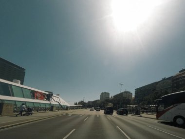 Viyana 'daki eski caddelerde araba trafiği. Araba kirliliği, Wien, Avusturya 'da trafik sıkışıklığı