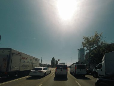 Viyana 'daki eski caddelerde araba trafiği. Araba kirliliği, Wien, Avusturya 'da trafik sıkışıklığı