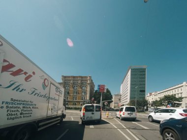Viyana 'daki eski caddelerde araba trafiği. Araba kirliliği, Wien, Avusturya 'da trafik sıkışıklığı