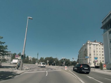 Viyana 'daki eski caddelerde araba trafiği. Araba kirliliği, Wien, Avusturya 'da trafik sıkışıklığı