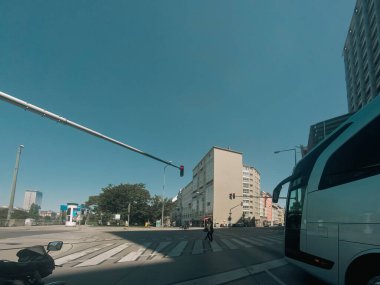 Viyana 'daki eski caddelerde araba trafiği. Araba kirliliği, Wien, Avusturya 'da trafik sıkışıklığı