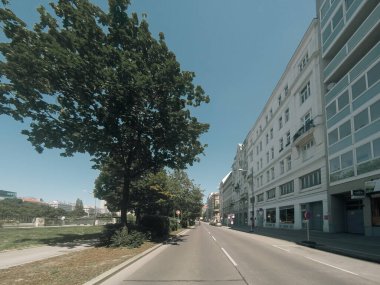 Viyana 'daki eski caddelerde araba trafiği. Araba kirliliği, Wien, Avusturya 'da trafik sıkışıklığı