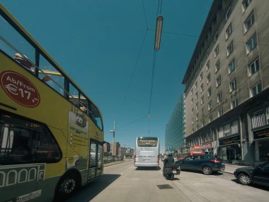 Viyana 'daki eski caddelerde araba trafiği. Araba kirliliği, Wien, Avusturya 'da trafik sıkışıklığı