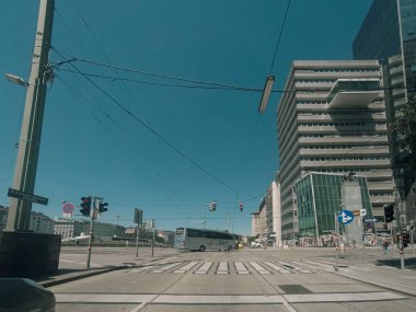 Viyana 'daki eski caddelerde araba trafiği. Araba kirliliği, Wien, Avusturya 'da trafik sıkışıklığı