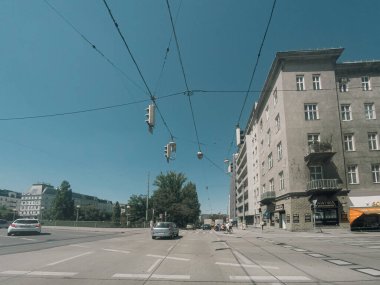 Viyana 'daki eski caddelerde araba trafiği. Araba kirliliği, Wien, Avusturya 'da trafik sıkışıklığı