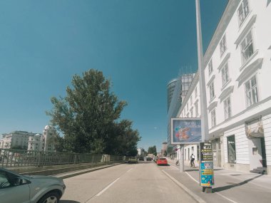 Viyana 'daki eski caddelerde araba trafiği. Araba kirliliği, Wien, Avusturya 'da trafik sıkışıklığı