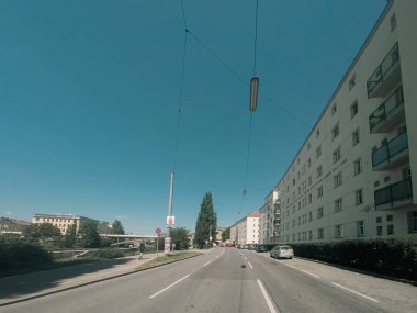 Viyana 'daki eski caddelerde araba trafiği. Araba kirliliği, Wien, Avusturya 'da trafik sıkışıklığı