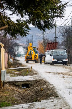 İnşaat alanında kepçe kazıcı