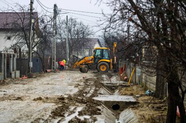 İnşaat alanında kepçe kazıcı