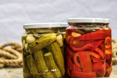 Sirkede konserve salatalık. Salatalık turşusu.