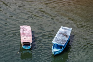 Golfito sahilinde zanaatkar balıkçı tekneleri. Kosta Rika