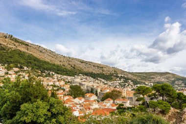 Dubrovnik 'in tarihi Eski Şehir' ini çevreleyen kırmızı çatılı antik şehir duvarları. Dubrovnik Eski Kent, Hırvatistan