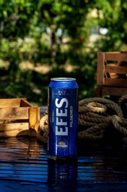 Efes bira kutusu - buğulanmış su damlacıkları, açık hava arka planı