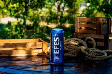 Efes bira kutusu - buğulanmış su damlacıkları, açık hava arka planı