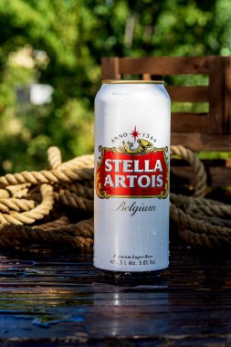 Stella Artois bira kutusu. Su damlacıkları buğulanmış, arka planda.