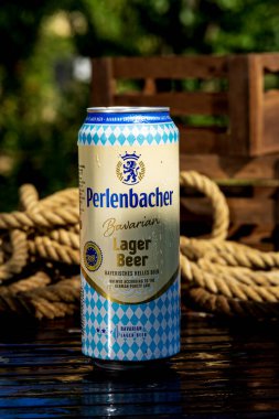 Perlenbacher bira kutusu - buğulanmış su damlacıkları, açık hava arka plan