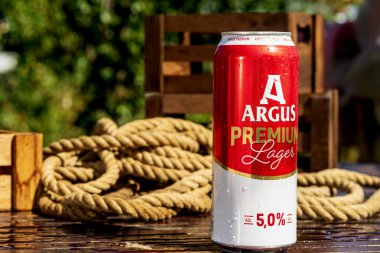 Argus bira kutusu - su damlacıkları buğulanması, açık hava arka plan