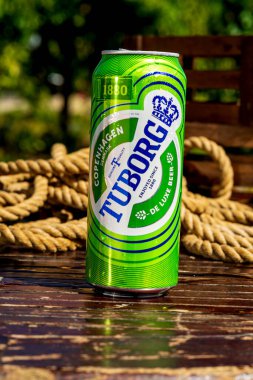 Tuborg bira kutusu - su damlacıkları buğulanması, açık hava arka plan