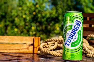 Tuborg bira kutusu - su damlacıkları buğulanması, açık hava arka plan