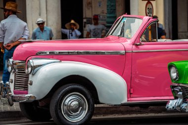 Havana, Küba 'da klasik Amerikan arabası. Renkli binalar ve eski arabalarla tipik Havana şehir manzarası