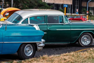 Havana, Küba 'da klasik Amerikan arabası. Renkli binalar ve eski arabalarla tipik Havana şehir manzarası