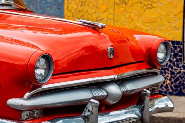 Havana, Küba 'da klasik Amerikan arabası. Renkli binalar ve eski arabalarla tipik Havana şehir manzarası