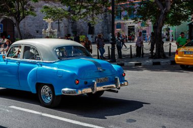Havana, Küba 'da klasik Amerikan arabası. Renkli binalar ve eski arabalarla tipik Havana şehir manzarası