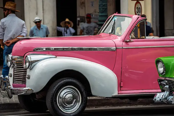 Havana, Küba 'da klasik Amerikan arabası. Renkli binalar ve eski arabalarla tipik Havana şehir manzarası