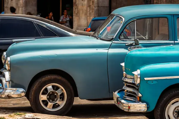 Havana, Küba 'da klasik Amerikan arabası. Renkli binalar ve eski arabalarla tipik Havana şehir manzarası